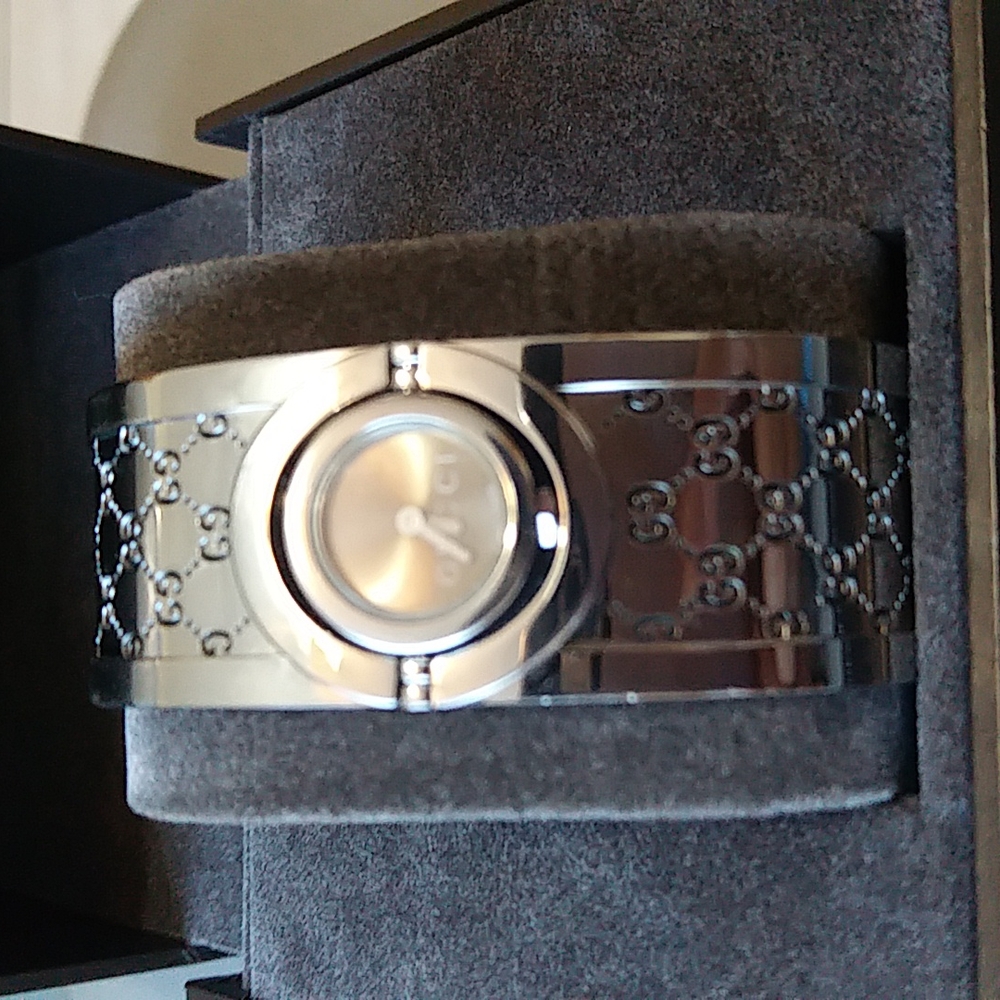 Authentic Euc Gucci Twirl Bangle Watch Swiss Made - image 3